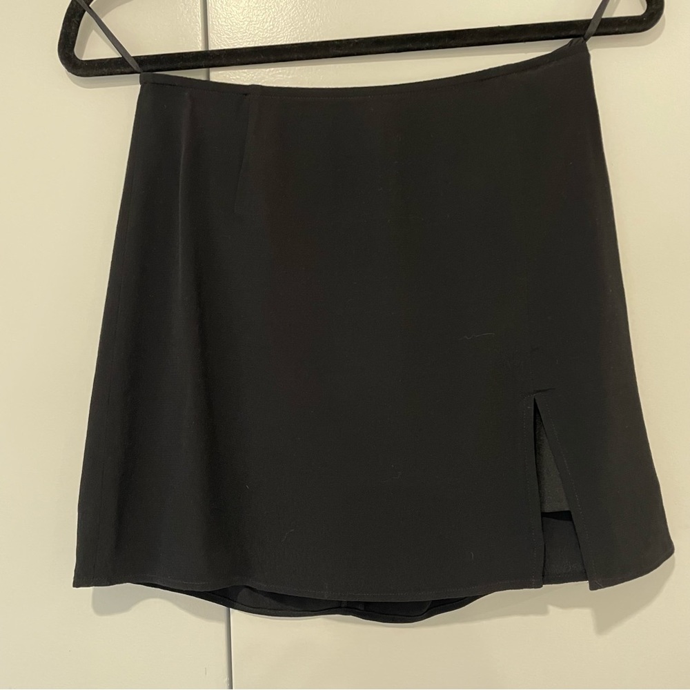 High waisted mini skirt with a side slit